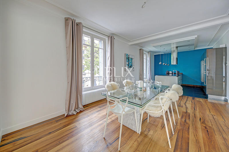 Maison - 250 m² - 8 pièces