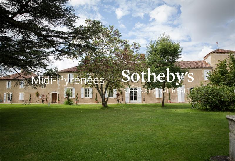 Propriété - 661 m² - 16 pièces