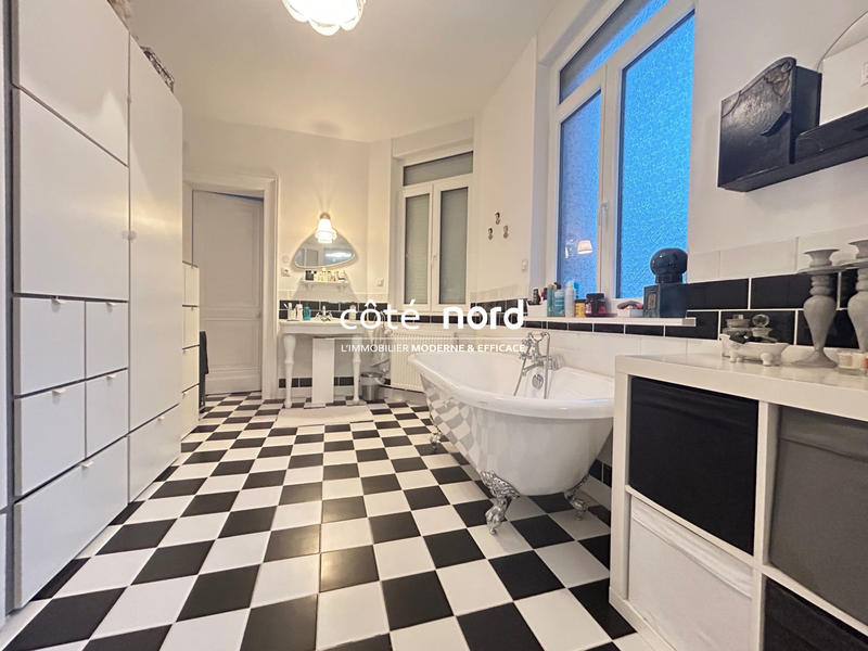 Maison - 216 m² - 10 pièces