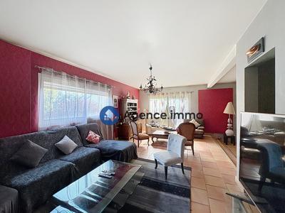 Maison traditionnelle - 278 m² - 8 pièces