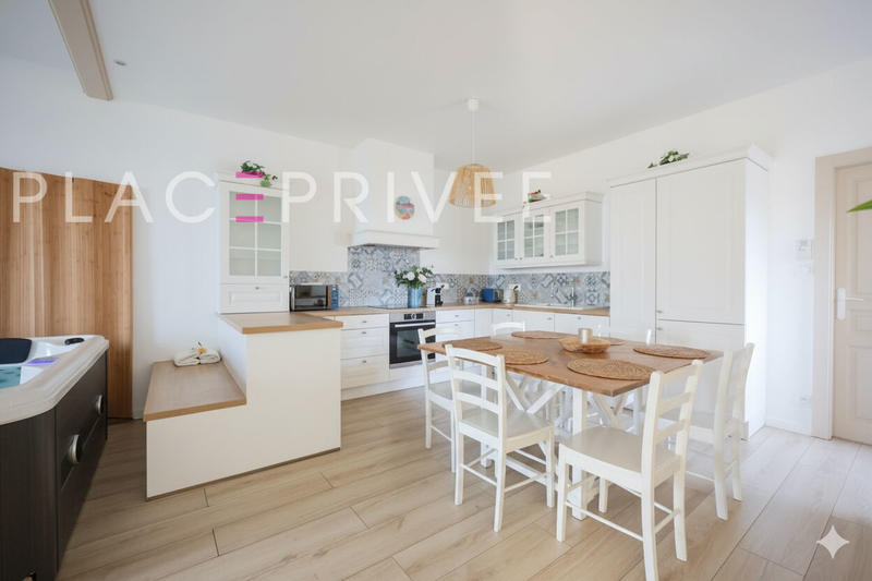 Maison - 200 m² - 6 pièces