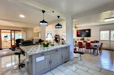 Maison - 250 m² - 9 pièces