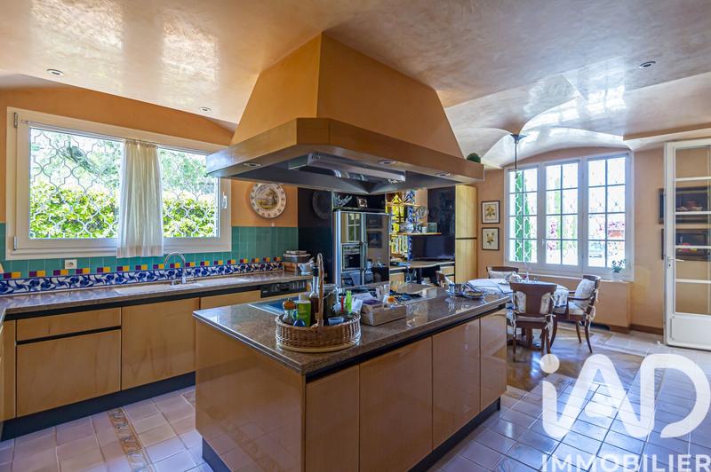 Maison - 555 m² - 15 pièces