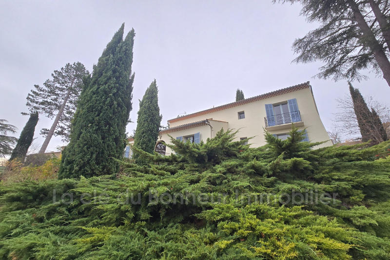 Demeure - 255 m² - 7 pièces