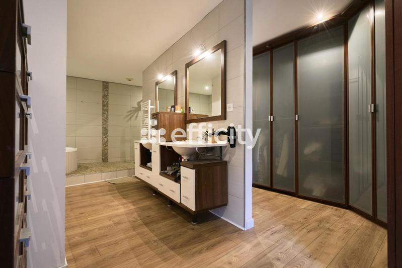 Loft - 243 m² - 4 pièces