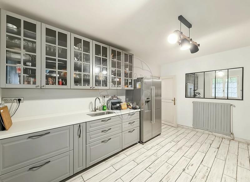 Maison - 214 m² - 8 pièces