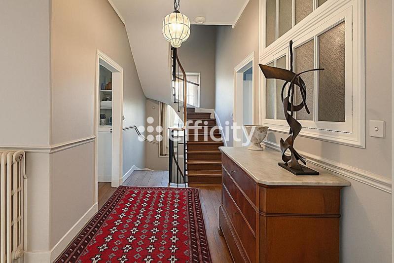 Maison - 304 m² - 9 pièces