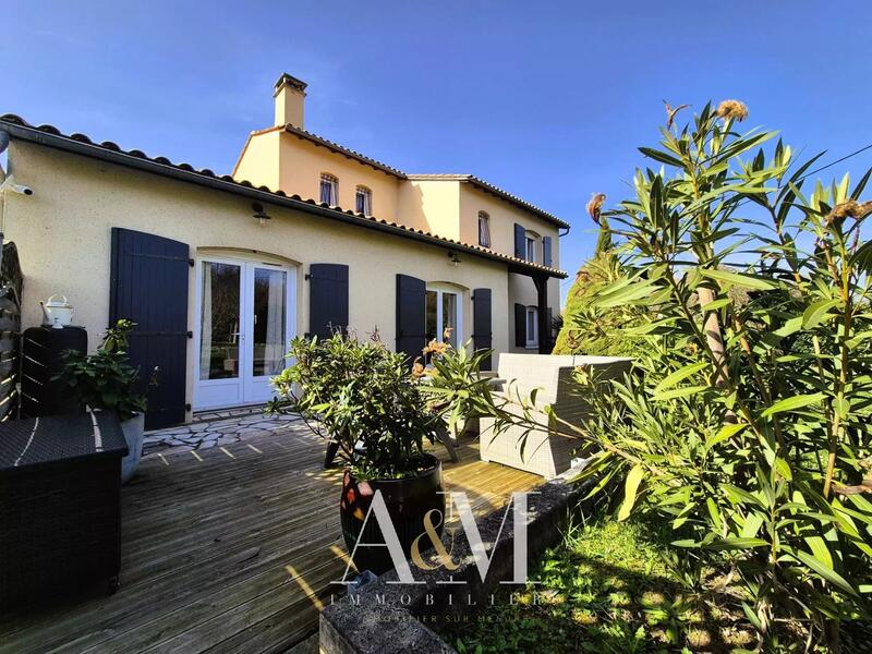 Maison - 201 m² - 9 pièces