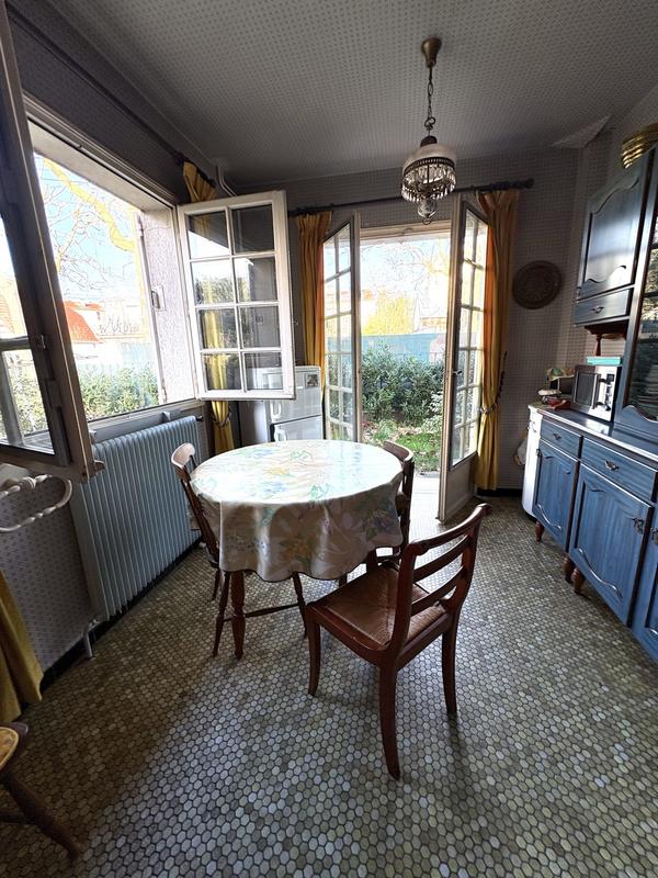 Maison - 241 m² - 8 pièces