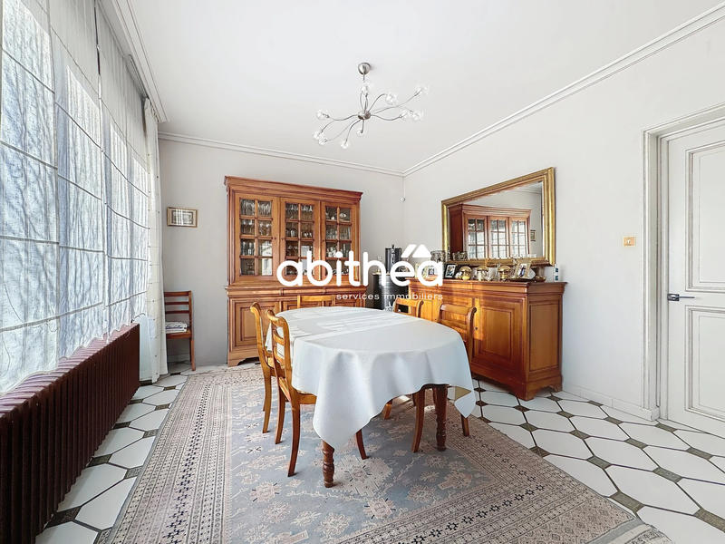 Maison - 233 m² - 7 pièces