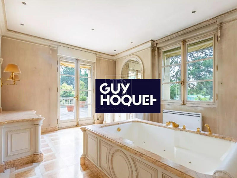 Maison - 1 061 m² - 12 pièces