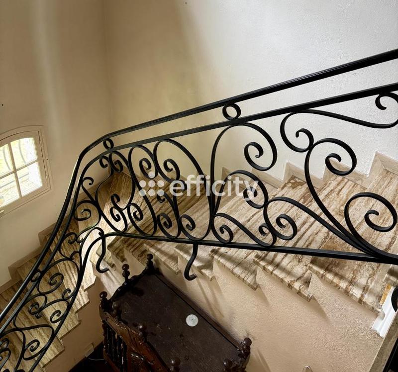 Maison - 358 m² - 16 pièces