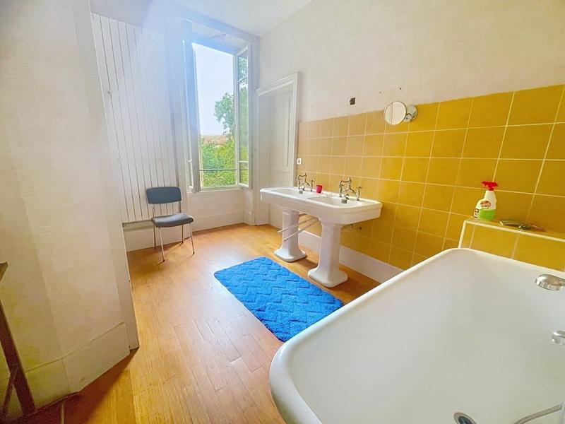 Maison - 329 m² - 11 pièces