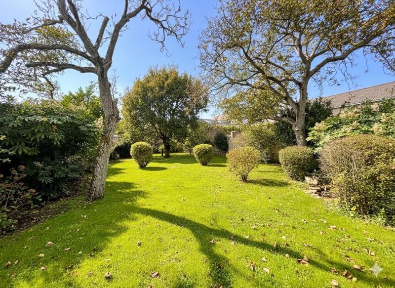 Demeure - 239 m² - 8 pièces