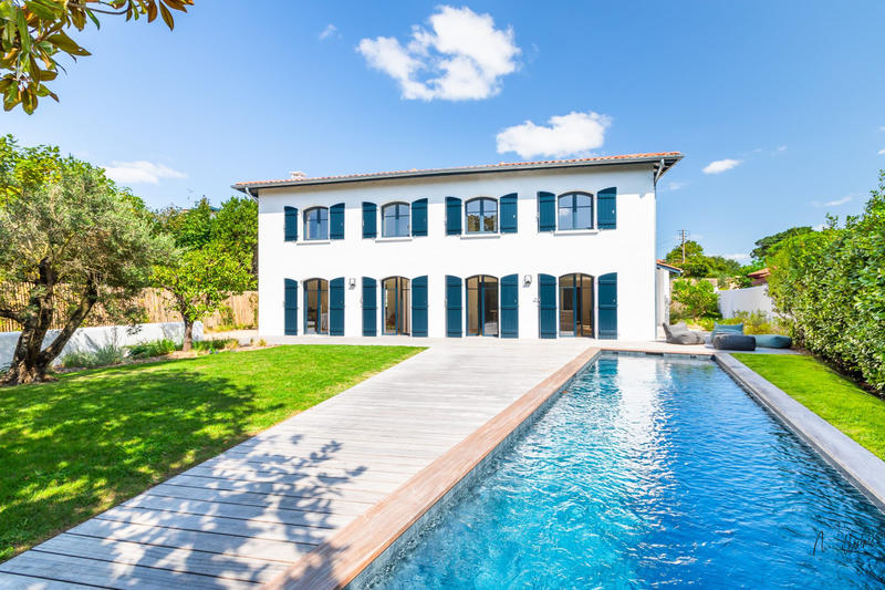 Maison - 231 m² - 7 pièces