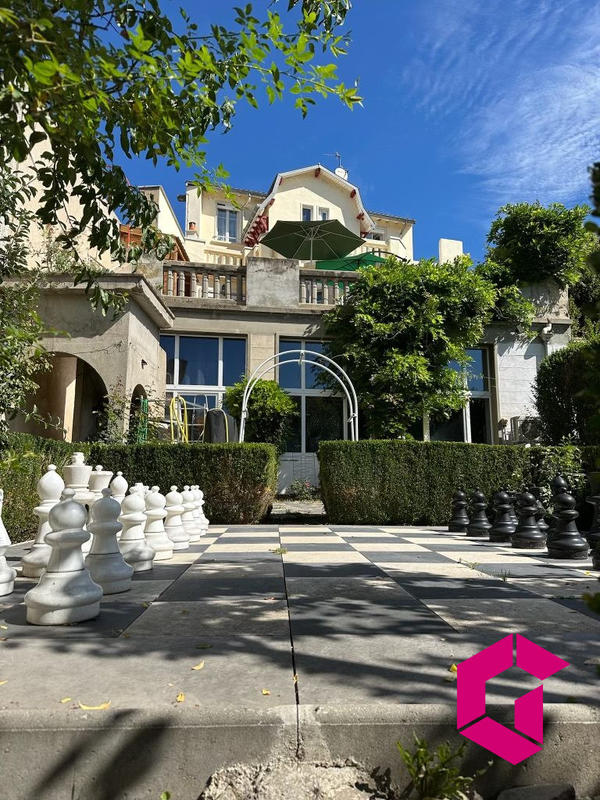 Maison - 337 m² - 9 pièces