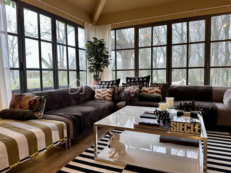 Propriété - 253 m² - 8 pièces