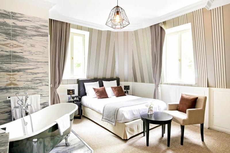 Demeure - 1 736 m² - 30 pièces