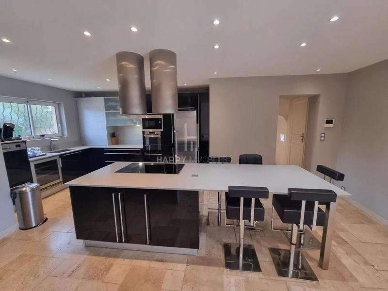 Maison - 216 m² - 7 pièces