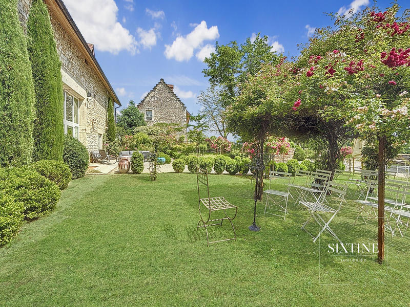 Maison ancienne - 552 m² - 10 pièces