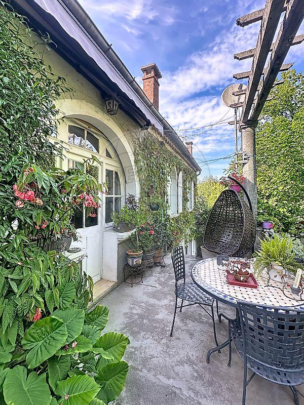 Maison - 225 m² - 9 pièces