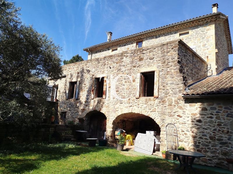 Maison en pierre - 207 m² - 6 pièces