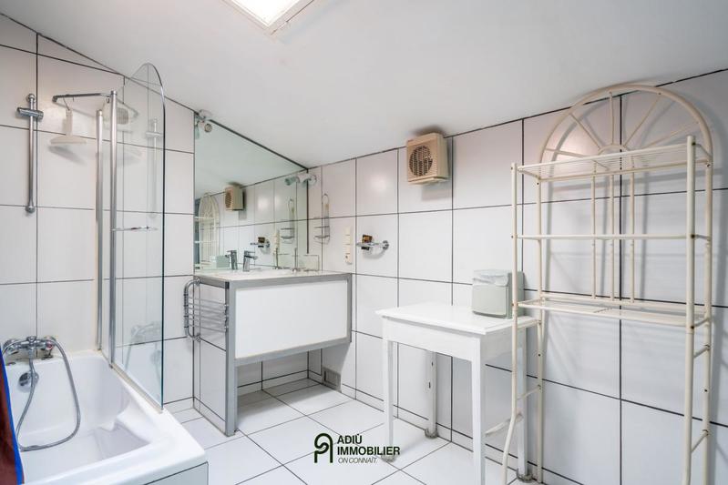 Maison - 650 m² - 24 pièces