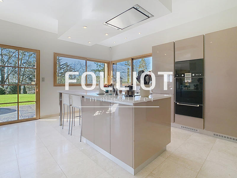 Maison - 300 m² - 8 pièces