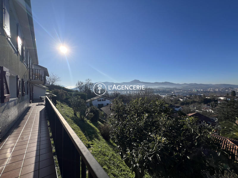 Maison - 250 m² - 8 pièces