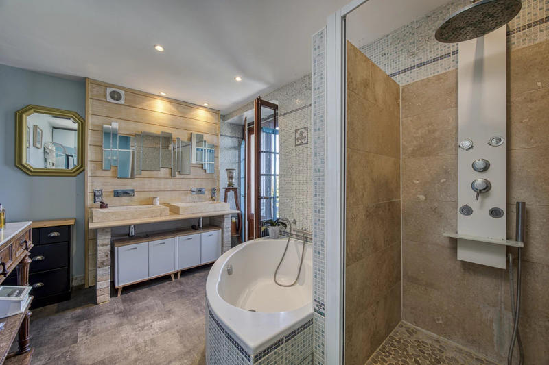 Maison - 251 m² - 10 pièces