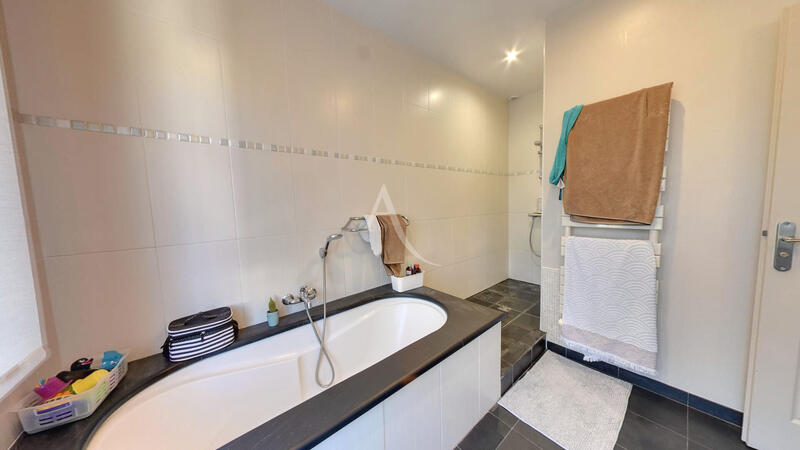 Maison - 202 m² - 7 pièces