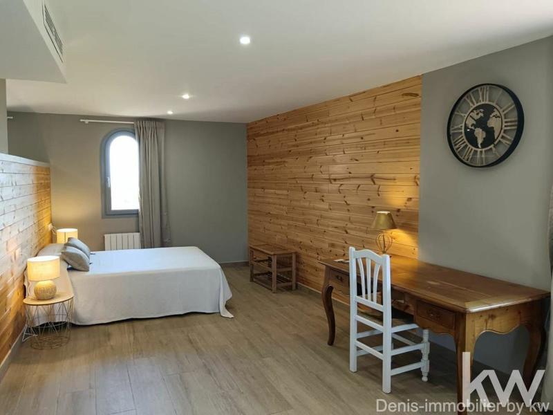 Propriété - 1 050 m² - 15 pièces