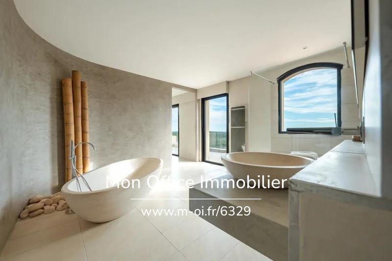 Propriété - 980 m² - 10 pièces