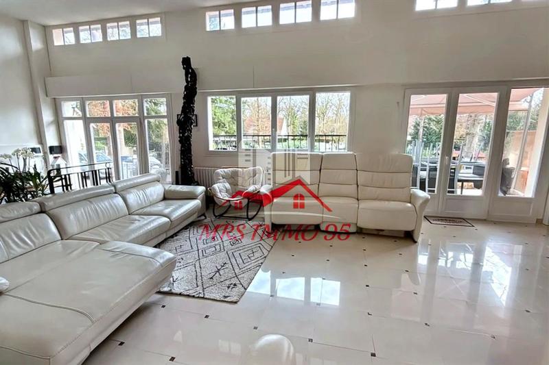 Propriété - 389 m² - 8 pièces