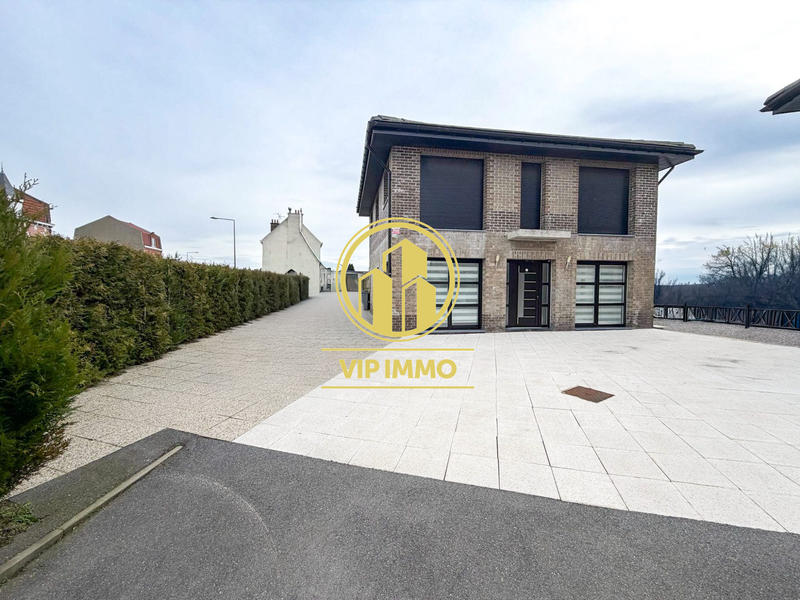 Maison - 220 m² - 10 pièces