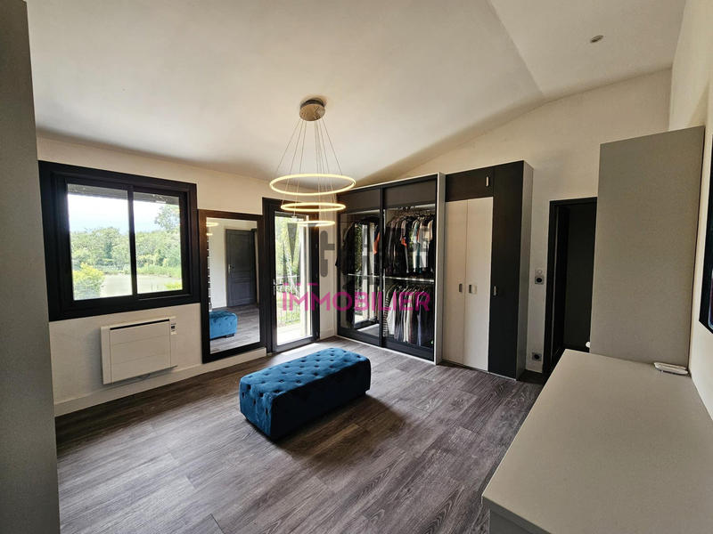 Maison - 232 m² - 8 pièces