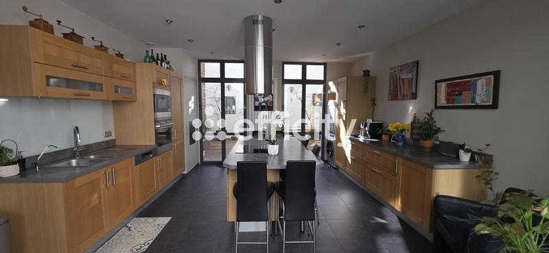 Maison - 212 m² - 9 pièces