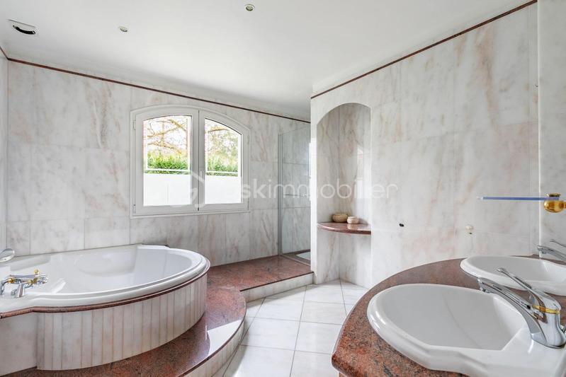 Propriété - 453 m² - 9 pièces