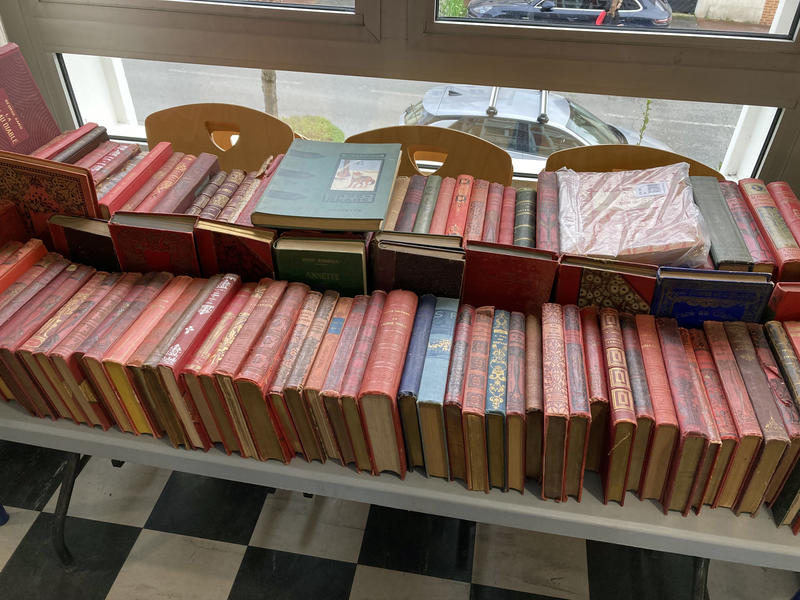 Grande vente de livres anciens, beaux livres, meubles, postes de radio, Tsf, vins et timbres