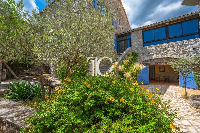 Maison - 354 m² - 14 pièces