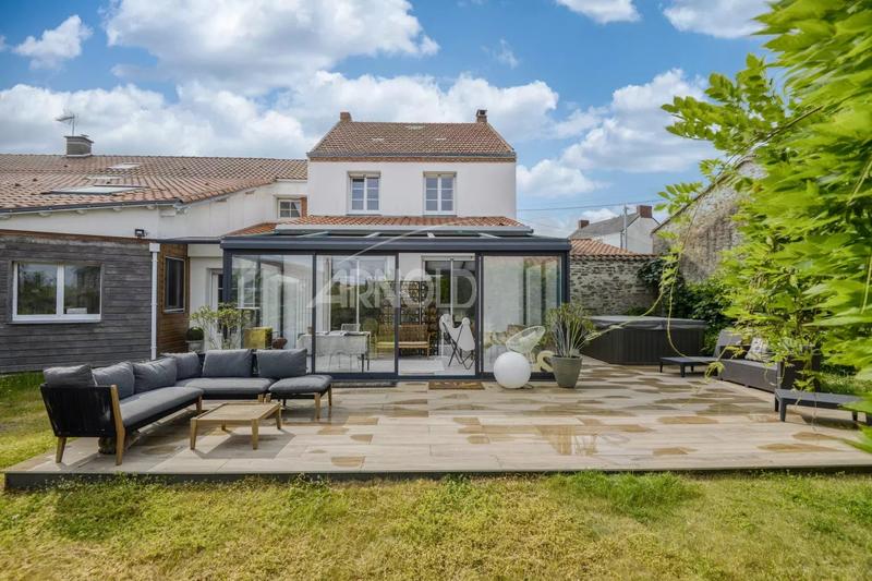 Maison - 350 m² - 10 pièces