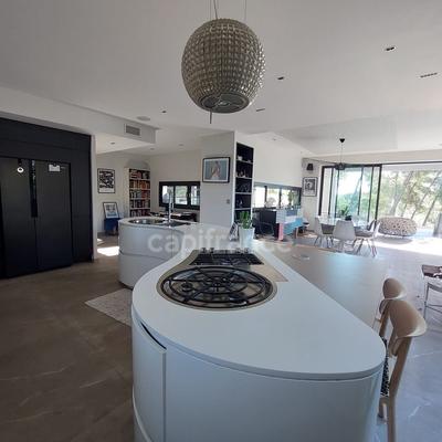 Maison - 400 m² - 12 pièces