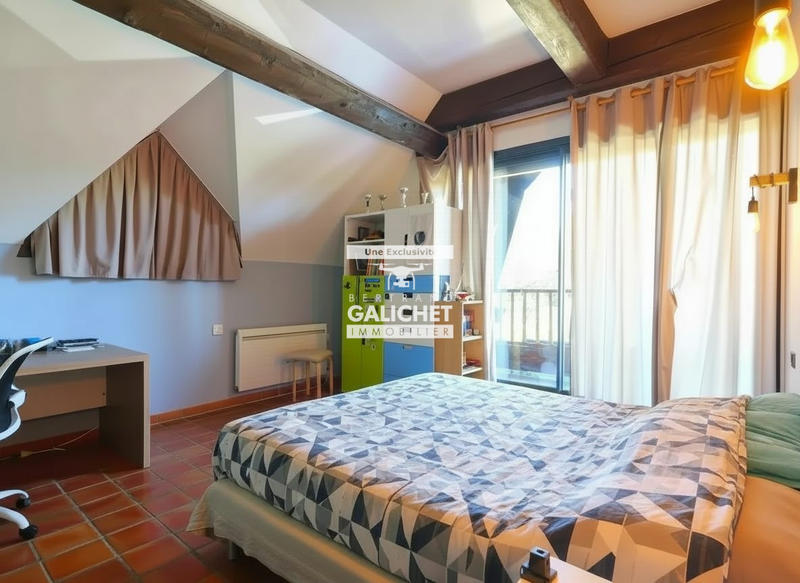 Maison - 330 m² - 8 pièces