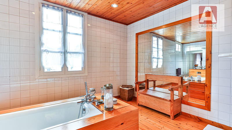 Maison - 234 m² - 7 pièces