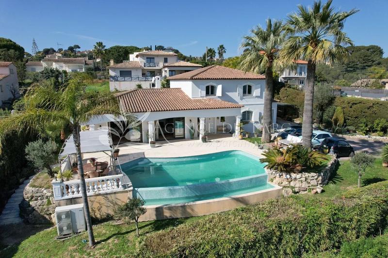 Maison - 250 m² - 6 pièces