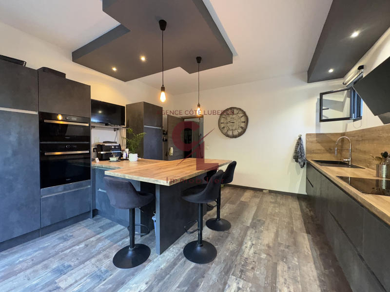 Maison - 328 m² - 9 pièces