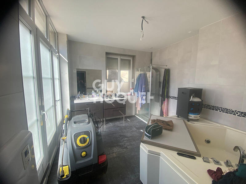 Maison - 240 m² - 12 pièces