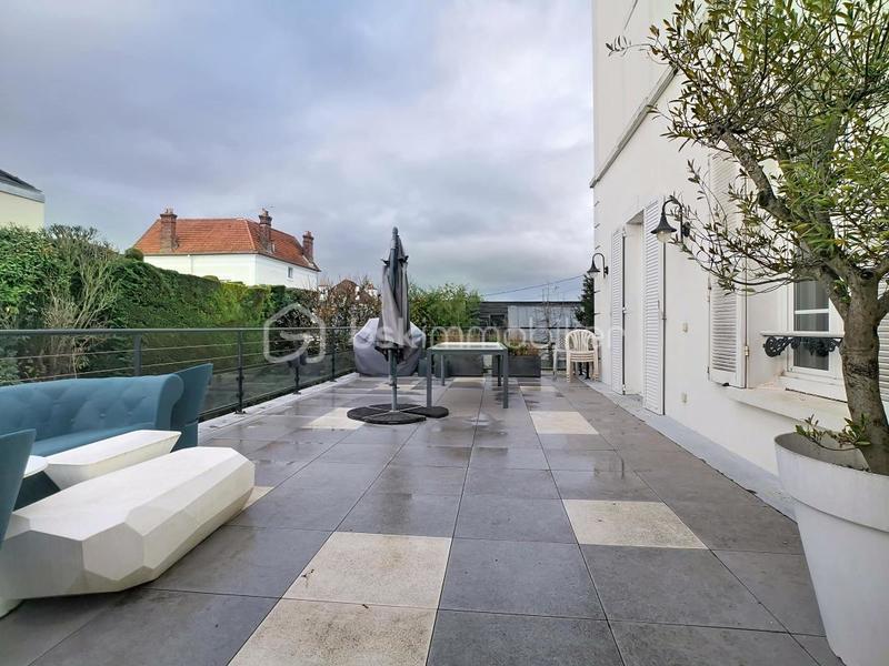 Maison - 250 m² - 7 pièces