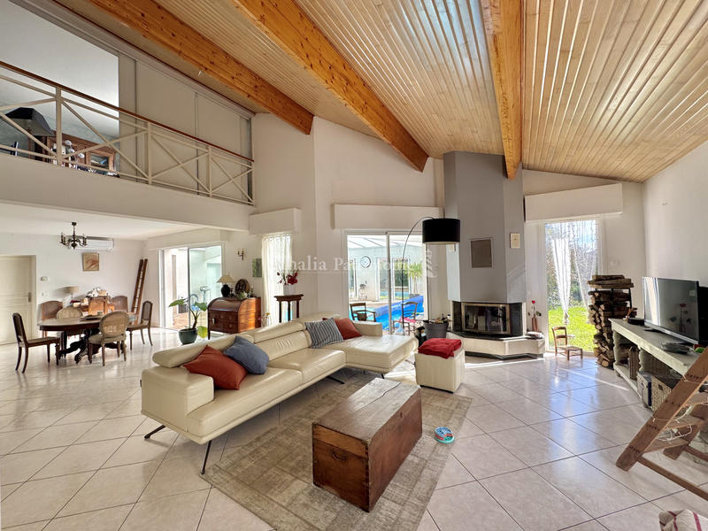 Maison - 235 m² - 7 pièces