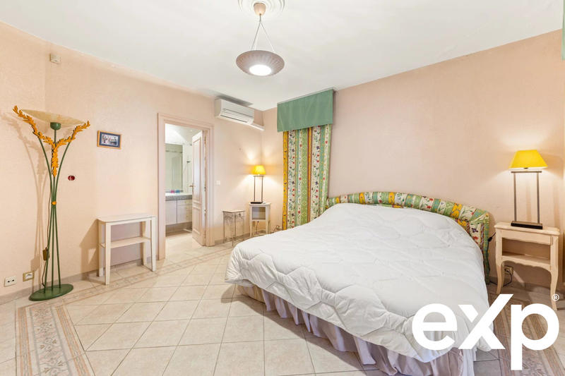 Villa - 285 m² - 6 pièces